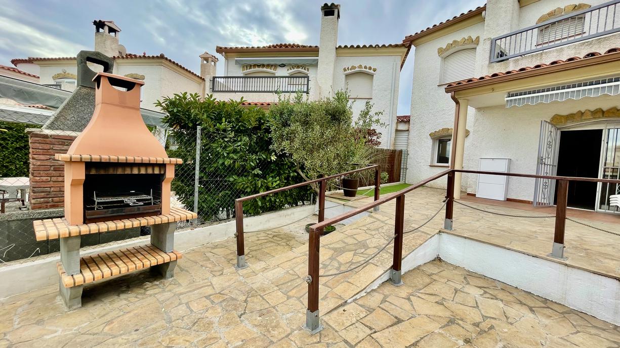 Semidetached house -
                        Miami Platja -
                        4 bedrooms -
                        6 persons